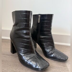 Elegant Black Croc-Embossed Ankle Boots Size 10M